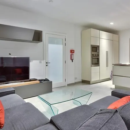 Modern 3 Bed & 2 Bth Apartament *