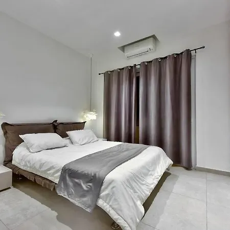 Modern 3 Bed & 2 Bth Apartament *