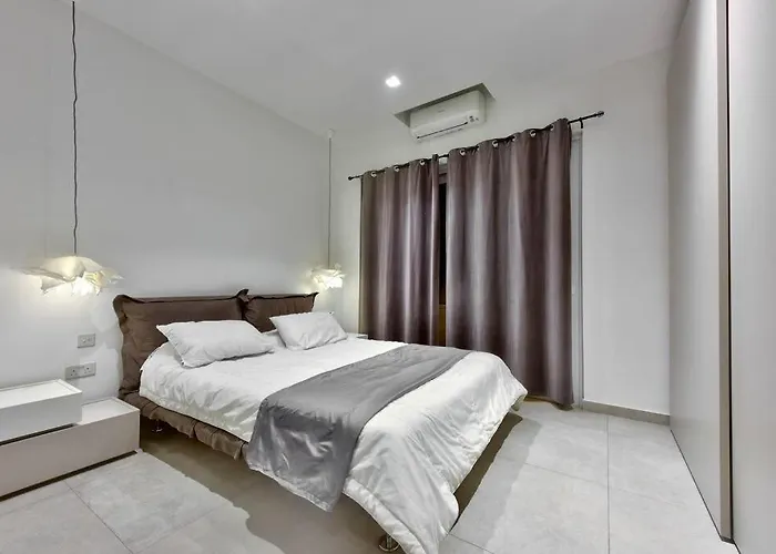 Modern 3 Bed & 2 Bth Apartament *