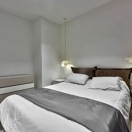 Modern 3 Bed & 2 Bth 아파트