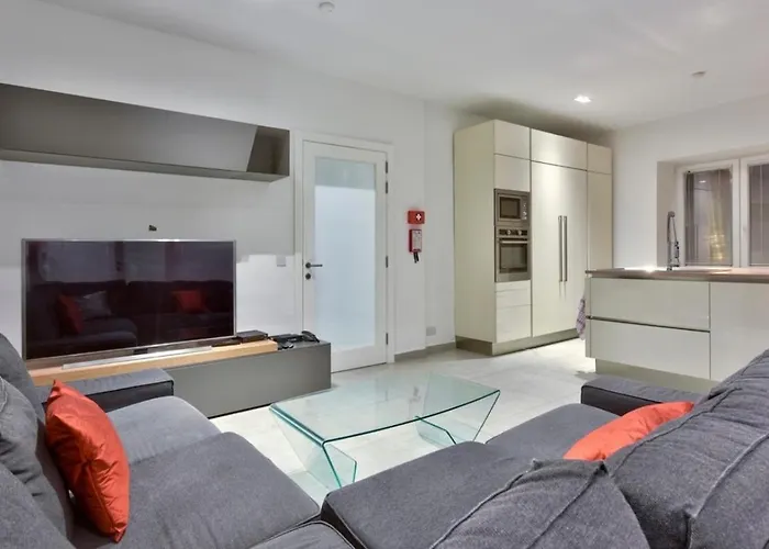 Modern 3 Bed & 2 Bth Daire *