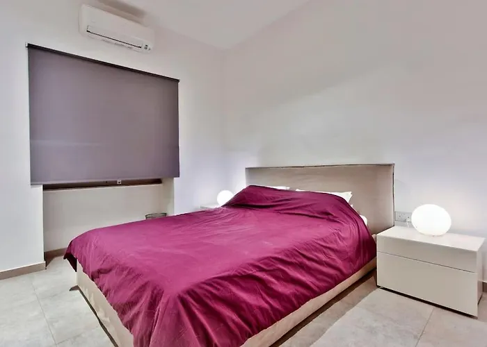 Modern 3 Bed & 2 Bth Слима