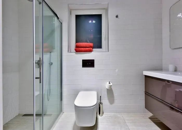 Modern 3 Bed & 2 Bth * Слима