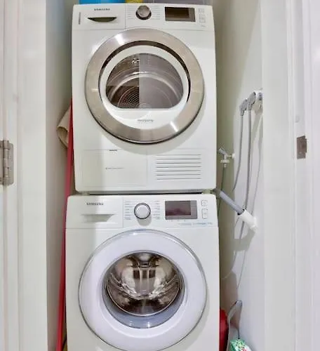 Modern 3 Bed & 2 Bth Слима